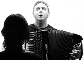 César Lerner está sentado con su acordeón. Frente a él, quizás vos ocupes la silla vacía. Entonces, sucede la música creada en ese instante. Después, cuando te levantes y otra persona se siente en tu lugar, una nueva relación va a entablarse. Otra música sonará.