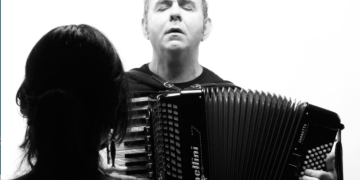 César Lerner está sentado con su acordeón. Frente a él, quizás vos ocupes la silla vacía. Entonces, sucede la música creada en ese instante. Después, cuando te levantes y otra persona se siente en tu lugar, una nueva relación va a entablarse. Otra música sonará.