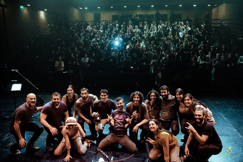 Gonzalo Rezk presentó las canciones de "Menjunje", su disco debut, ayer martes 14 de mayo en la Sala Hugo Balzo del Auditorio Nacional del Sodre, en una noche colmada de fusiones, con una banda de primer nivel. "Menjunje" es una aventura musical que intenta plasmar el amor por la música en todas sus formas. Es una síntesis de las influencias y la investigación del autor hasta el presente. Artista invitada: Rodra Lu - Foto © Federico García www.cooltivarte.com