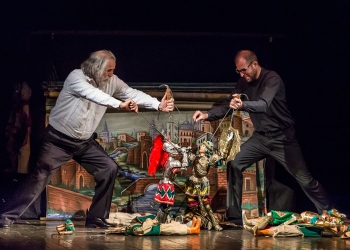 FIGLI D'ARTE CUTICCHIO / OPERA DEI PUPI LA PAZZIA DI ORLANDO con Mimmo Cuticchio e con Giacomo Cuticchio, Tania Giordano, Elisa Puleo adattamento scenico e regia Mimmo Cuticchio musiche Giacomo Cuticchio Ensemble (Marco Badami violino, Alessio Pianelli e Francesco Biscari violoncello, Mauro Vivona corno, Nicola Mogavero sassofono baritono) luci Marcello d’Agostino produzione Associazione Figli d’Arte Cuticchio