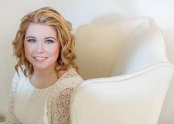 Tara Erraught junto a la Orquesta Filarmónica