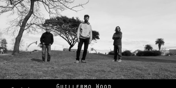 Miércoles 3 de julio 2019 / 21hs. Bar Andorra (Canelones 1302) Guillermo Wood (1985) es integrante del colectivo artístico Buceo Invisible y se encuentra presentando en vivo su tercer disco solista ¨Oración del Abismo¨ junto a Fer Henry y Ariel Iglesias. Desde el 2012 participa también como guitarrista y bajista en la banda de Diego Presa, grabando en los discos “Trece canciones” y “Playa desierta”.