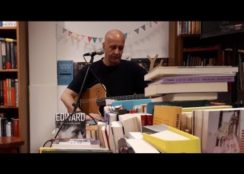 Edgardo Rigaud en el ciclo 'Letra & Música' Edgardo Rigaud: guitarra, voz, composición Natalie Rigaud: voz, percusión Elis Rigaud: voz, percusión Juan Pablo Szilagyi: bajo Pablo Somma: flauta, voz Pedro Bergara: saxo Pablo Meneses: percusión, voz Lista de temas: "Al filo de la navaja" · 0:10 "Se me funky la guajira" · 2:55 "Don Pedro en Europa" 6:30 "Postal al Sur" · 11:41