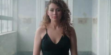 Lyrics/ Letra Sé que si no lo cuido va a abandonar mi tierra Se va a tomar un barco Se va a subir a un vuelo Va a aparecer al otro lado del continente