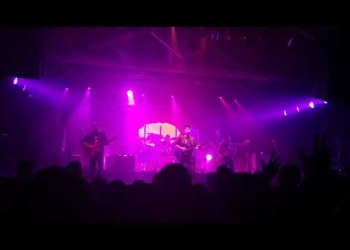 La emblemática banda argentina Las Pelotas, una de las más importantes del rock latinoamericano, liderada por el ex Sumo Germán Daffunchio y con algo más de treinta años de carrera, ofreció el pasado viernes 19, un potente recital en la Sala del Museo. Como músico invitado estuvo Diego Maturro.