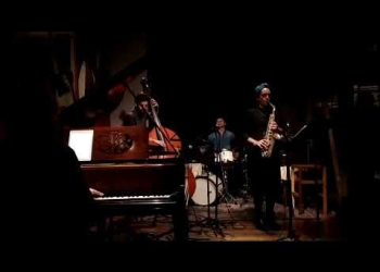 Cuarteto de Jazz conformado por músicos Uruguayos se presentaron en Thelonious, Santiago de Chile. "Cosecha la siembra" Composición y saxo: Patricia López Contrabajo: Alfonso Santini Batería: Pablo Meneses Piano: Sebastián Zinola