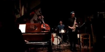 Cuarteto de Jazz conformado por músicos Uruguayos se presentaron en Thelonious, Santiago de Chile. "Cosecha la siembra" Composición y saxo: Patricia López Contrabajo: Alfonso Santini Batería: Pablo Meneses Piano: Sebastián Zinola