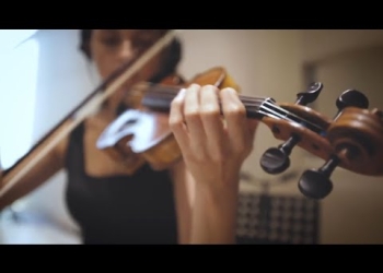 La cantautora y pianista uruguaya Bárbara Jorcin presenta su primer disco "Índigo" en agosto de 2018.