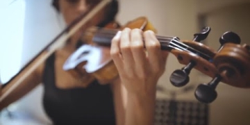 La cantautora y pianista uruguaya Bárbara Jorcin presenta su primer disco "Índigo" en agosto de 2018.