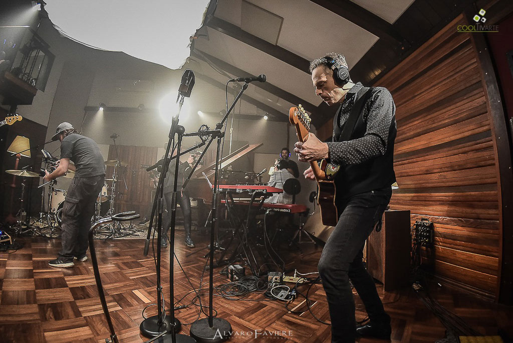 Cossi en un show exclusivo para amigos en el estudio Mastodonte Fotografia © Alvaro Faviere Cossi en un show exclusivo para amigos en el estudio Mastodonte Fotografia © Alvaro Faviere www.cooltivarte.com