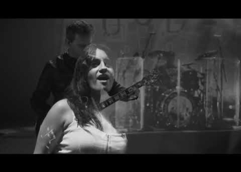 Roteiro: Gilearde Camilo e Antonio Meira Direção A&R: Gilearde Camilo Direção de Fotografia: Kaio Garcia e Guilherme Spohr Assistente de câmera: Fabricio Anselmo Assistentes de Arte: Yuri Gonçalves locações: Teatro do CIC (Florianópolis) e Sala Zitarrosa (Montevidéu) Edição e finalização: Um.oitofilms Nenhum de Nós - Fã de Faith no More (videoclipe oficial com Lucía Ferreira)