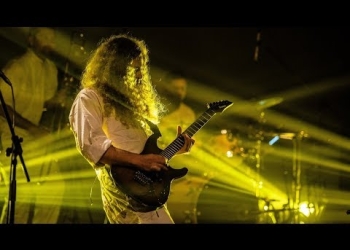 “EL COMFORT DE LOS ESCLAVOS” Tomando como punto de partida el concepto de su álbum Blues de los esclavos de ahora, La Tabaré junto a Federico Guerra y su grupo teatral Cretino, presentaron en Montevideo y el interior del país, “El Comfort de los Esclavos”, un espectáculo irreverente y distorsionado acerca de las libertades de la sociedad moderna.