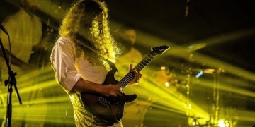“EL COMFORT DE LOS ESCLAVOS” Tomando como punto de partida el concepto de su álbum Blues de los esclavos de ahora, La Tabaré junto a Federico Guerra y su grupo teatral Cretino, presentaron en Montevideo y el interior del país, “El Comfort de los Esclavos”, un espectáculo irreverente y distorsionado acerca de las libertades de la sociedad moderna.
