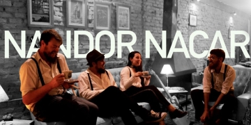 ¿Quiénes forman la banda Nandor Nácar? En la actualidad, la formación de Nandor Nácar está compuesta por: Agustín Cáceres (guitarra y voz) Gabriela Cano (voz, flauta traversa y saxofón) Flavio Giordano (bajo) y Marcos Berón (batería).