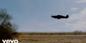 Music video by El Cuarteto de Nos performing Hombre Con Alas (Official Lyric Video). (C) 2019 Sony Music Entertainment Argentina S.A.