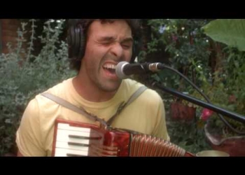 Nicolas Ibarburu - guitarra y voz Martin Ibarburu - percusion Fernando Silva- bajo bubless Hernan Peyrou- acordeon y voz