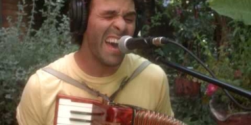 Nicolas Ibarburu - guitarra y voz Martin Ibarburu - percusion Fernando Silva- bajo bubless Hernan Peyrou- acordeon y voz