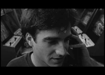 Javi, Seba y Leche son tres amigos que se pasan el día sin nada que hacer. Reacios a trabajar, a estudiar o a comprometerse, su diversión consiste en juntarse en el barrio a fumar, tomar cerveza y criticar esperando el próximo domingo. 25 Watts dirección Juan Pablo Rebella , Pablo Stoll Uruguay