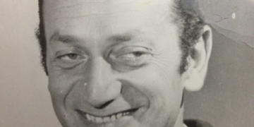 En la foto Eduardo Bleier, cuya sonrisa y su praxis humanista perdura en la memoria, ese lugar más significativo que la tierra o el mar.