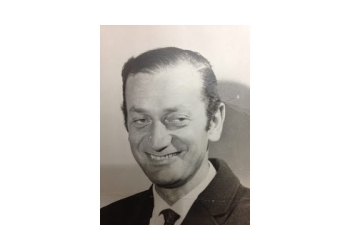 En la foto Eduardo Bleier, cuya sonrisa y su praxis humanista perdura en la memoria, ese lugar más significativo que la tierra o el mar.