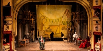 El protagonista es Brecht. Como ocurre siempre todos sus parlamentos refieren a experiencias propias dolorosas y transferibles a cualquier época. Por eso es un clásico. La obra es larga y se hace larga! Sin intervalo. Se veían celulares encendidos para ver la hora. Gente que se levantaba...en fin... tiene de bueno el horario del domingo, ya que comienza a las 18 hrs. A resaltar las actuaciones de Zabaleta, Levón, Davidovics, Saravi. Debo confesar que vi esta obra protagonizada por China Zorrilla y otra vez por Ducho Sfeir y pese a no comparar la mente porfiada se empeñó en añorar!!! Dirección: Dan Jemmett Elenco: Levón, Isabel Legarra, Juan Antonio Saraví, Stefanie Neukirch, Diego Arbelo, Andrés Paoaleo, Fernando Dianessi, Forencia Zabaleta, Lucio Hernández y Andrea Davidovics.