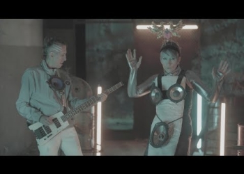 Aterciopelados presenta "En La Ciudad de la Furia", una nueva versión del clásico de Soda Stereo, con sonidos cyberpunk y un video retro futurista, para conmemorar el quinto aniversario de la muerte del hombre alado.