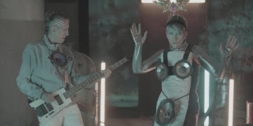 Aterciopelados presenta "En La Ciudad de la Furia", una nueva versión del clásico de Soda Stereo, con sonidos cyberpunk y un video retro futurista, para conmemorar el quinto aniversario de la muerte del hombre alado.