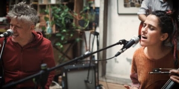 Maleza María Viola - voz, cello Denise Almendras - saxo Nicolás Echeverría - violín Esteban Pesce - percusión Gerónimo García - contrabajo Federico Brann - guitarra Federico Araujo - piano Invitado: Martín Buscaglia