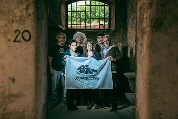 Madrugada del 76 se presenta con un videoclip filmado en la cárcel de Cabildo, no pretende ser mucho más que un pequeño homenaje a esa lucha incansable, a esa búsqueda de todos los días que nace en los 70 con la Dictadura Militar.