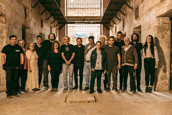 Madrugada del 76 se presenta con un videoclip filmado en la cárcel de Cabildo, no pretende ser mucho más que un pequeño homenaje a esa lucha incansable, a esa búsqueda de todos los días que nace en los 70 con la Dictadura Militar.