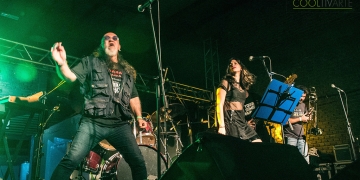 La banda La Tabaré se presentó ayer en Cervecería Don Mostacho (Salto.) Se presentaron de teloneros Nada que ver John, Guiso de Mono (ambas bandas locatarias), Vale Acevedo (La Plata) y culminó el show la Tabaré presentando a su nueva cantante oriunda de Salto, Pamela Cattani. También hubo plaza de comidas y espacios cerveceros. Fotos © Mayra Cánepa www.cooltivarte.com