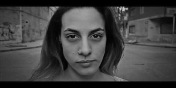 La Suerte es el segundo corte de Cazadores de Gigantes (Bizarro 2015). Una canción que habla de volver a levantarse, de que la suerte puede ser en parte una construcción propia, que no siempre sopla de frente. Una canción donde conviven los sintetizadores, el scratch y la mandolina. Una canción de la teja.