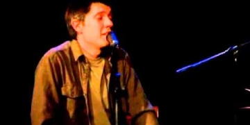 Palabras Cruzadas (Letra: Luis Campos - Música: Jorge Galemire) Darío Iglesias y Jorge Galemire. Con Roberto Heredia en bajo y Sebastián Pereira en batería. En vivo en "La Experimental", agosto 2010, producción audiovisual de 4 zetas Contenidos