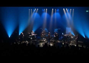 Un lugar del que nadie habla Hace un tiempo soñamos con una idea que ponderaba la música por sobre cualquier otra faceta de un concierto, una obra sin héroes. En esas seis noches logramos cambiar nuestro mundo, ese lugar en el que ustedes y nosotros habitamos, donde nadie habla. Gracias por ello. Video: Matías Bello // ROCCO i&v Idea y Realización: Buenos Muchachos