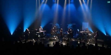 Un lugar del que nadie habla Hace un tiempo soñamos con una idea que ponderaba la música por sobre cualquier otra faceta de un concierto, una obra sin héroes. En esas seis noches logramos cambiar nuestro mundo, ese lugar en el que ustedes y nosotros habitamos, donde nadie habla. Gracias por ello. Video: Matías Bello // ROCCO i&v Idea y Realización: Buenos Muchachos