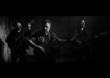 «Camiones» está escrita y compuesta por el trío Arakelian / Deniz / Presa, y es el track 5 del disco Cruzar la noche (2018, Bizarro) de El Astillero.