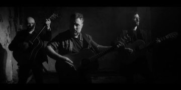 «Camiones» está escrita y compuesta por el trío Arakelian / Deniz / Presa, y es el track 5 del disco Cruzar la noche (2018, Bizarro) de El Astillero.