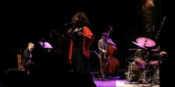 24° Festival Internacional de Jazz de Punta del Este Joy y Lucy, presentan: Tributo a Ella Fietzgerald y Billie Holiday. Finca El Sosiego - 4 de Enero de 2020 "Cry me a river" de Arthur Hamilton David Feldman – Piano Nate Pence – Contrabajo Jason Brown – Batería Joy Brown – Voz