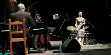 24° Festival Internacional de Jazz de Punta del Este Joy y Lucy, presentan: Tributo a Ella Fietzgerald y Billie Holiday. Finca El Sosiego - 4 de enero de 2020 David Feldman - Piano Nate Pence - Contrabajo Jason Brown - Batería Lucy Yeghiazaryan - Voz