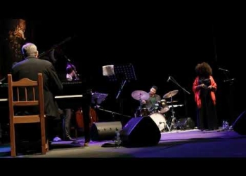 24° Festival Internacional de Jazz de Punta del Este Joy y Lucy, presentan: Tributo a Ella Fietzgerald y Billie Holiday. Finca El Sosiego - 4 de enero de 2020 David Feldman - Piano Nate Pence - Contrabajo Jason Brown - Batería Joy Brown - Voz