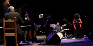 24° Festival Internacional de Jazz de Punta del Este Joy y Lucy, presentan: Tributo a Ella Fietzgerald y Billie Holiday. Finca El Sosiego - 4 de enero de 2020 David Feldman - Piano Nate Pence - Contrabajo Jason Brown - Batería Joy Brown - Voz