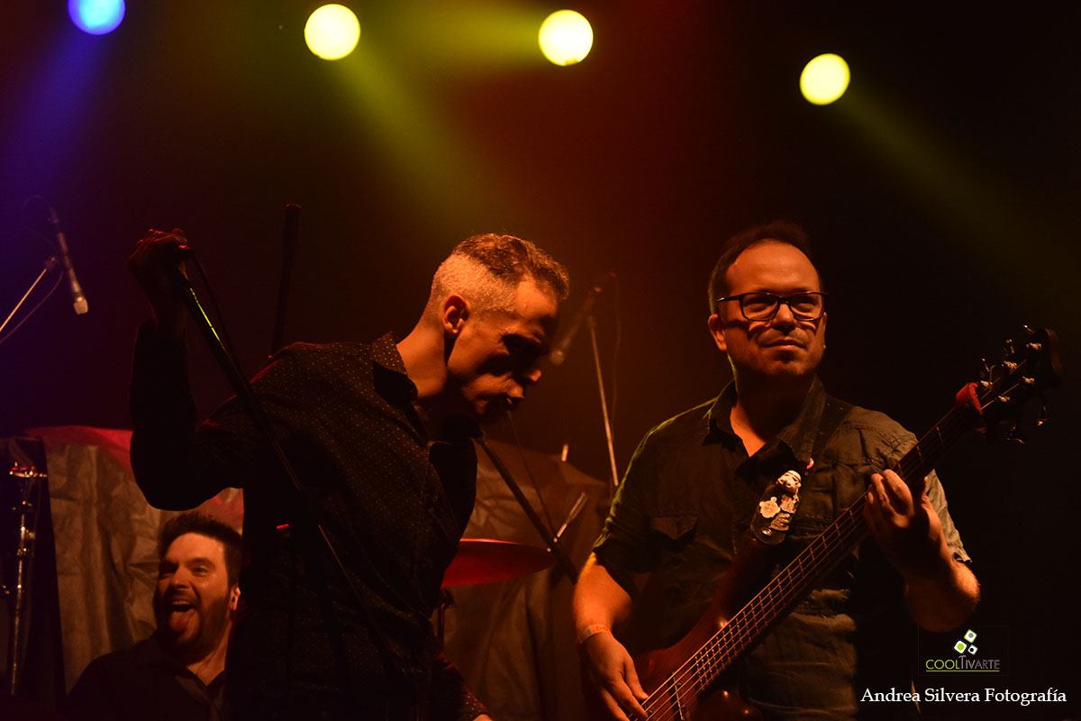 Cossi en Bar Blast abriendo el show de la banda Argentina Estelares Foto Andrea Silvera www.cooltivarte.com Cossi en Bar Blast abriendo el show de la banda Argentina Estelares Foto Andrea Silvera www.cooltivarte.com