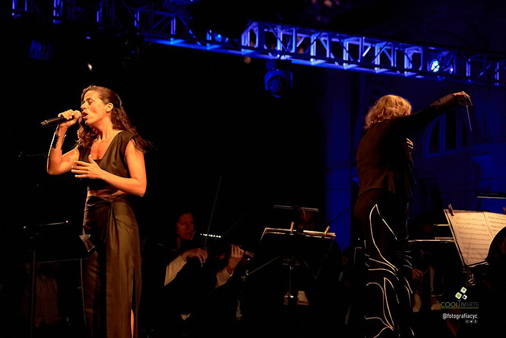 “Ellas” hicieron temblar a la Estación General Artigas de AFE. Cristina Fernández, Mónica Navarro, Samantha Navarro, Maia Castro acompañadas por la Filarmónica de Montevideo dirigida por la Mtra. Ligia Amadio. Fotografías @fotografiacyc - Chiazzaro Castro “Ellas” hicieron temblar a la Estación General Artigas de AFE. Cristina Fernández, Mónica Navarro, Samantha Navarro, Maia Castro acompañadas por la Filarmónica de Montevideo dirigida por la Mtra. Ligia Amadio. Fotografías @fotografiacyc - Chiazzaro Castro www.cooltivarte.com