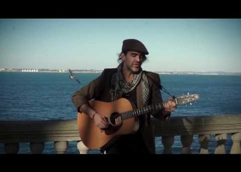 Acariciando Cádiz es un homenaje del cantautor uruguayo Pablo Sciuto, visitante y ciudadano de la ciudad más antigua de occidente, cuna del carnaval uruguayo del cual es un gran admirador. Sciuto es Viñero, soñador de la Caleta y a modo de navegante compone esta canción, que recorre sus calles, barrios, sitios y figuras emblemáticas, con la poesía que le distingue, una dedicatoria humilde de amor a la maravillosa ciudad que ahora le acaricia.