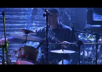 La E es el track 5 del nuevo disco llamado 11. Tercer disco del proyecto, grabado en vivo en Montevideo. Martín Barea Mattos en la voz, Facundo Fernández Luna en guitarra, Pelao Meneses en batería, Luján Fernández Luna en acordeón y Nicolás Pequera en bajo.