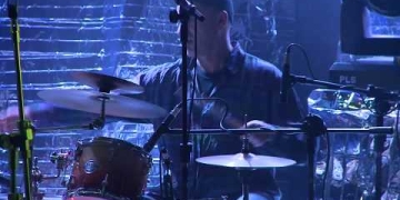 La E es el track 5 del nuevo disco llamado 11. Tercer disco del proyecto, grabado en vivo en Montevideo. Martín Barea Mattos en la voz, Facundo Fernández Luna en guitarra, Pelao Meneses en batería, Luján Fernández Luna en acordeón y Nicolás Pequera en bajo.