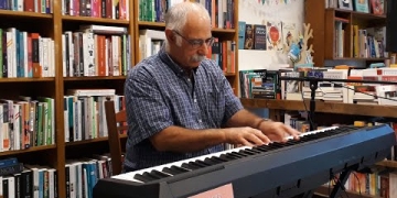 Leo Maslíah en el ciclo 'Letra & Música en Las Karamazov' · 2 de Diciembre de 2018 Leo Maslíah: piano.