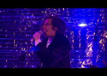 MARTIN BAREA MATTOS_ VERSO & VOZ FACUNDO FERNANDEZ LUNA_ GUITARRA & COROS LUJAN FERNANDEZ LUNA_ ACORDEON, FLAUTA & COROS PABLO PELAO MENESES_ BATERIA & COROS NICOLAS PEQUERA_ BAJO Sonido_ Fabrizio Rossi Luces & humo_ Nico Ciganda Montaje_ Fernando Foglino & Valen Cardellino Plomo_ Palote De Brasi Audiovisual_ Nacho Seimanas Fotografía_ Fede Meneses