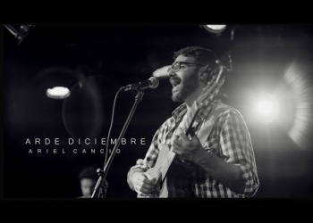 Ariel Cancio y banda estrenan un videoclip en vivo de “Arde diciembre”, una postal montevideana candombera, que integra su primer disco Versos impuntuales. El video fue registrado en la presentación de Versos impuntuales en la Sala Blanca Podestá del Teatro AGADU y está realizado por Mica Tyler.