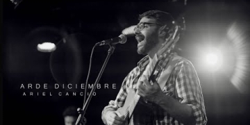Ariel Cancio y banda estrenan un videoclip en vivo de “Arde diciembre”, una postal montevideana candombera, que integra su primer disco Versos impuntuales. El video fue registrado en la presentación de Versos impuntuales en la Sala Blanca Podestá del Teatro AGADU y está realizado por Mica Tyler.